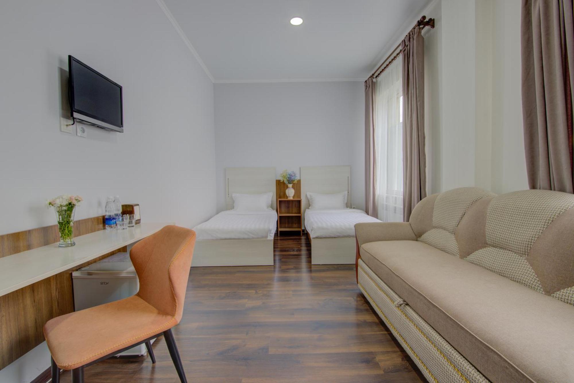 Shah Palace Hotel Bishkek Exterior photo