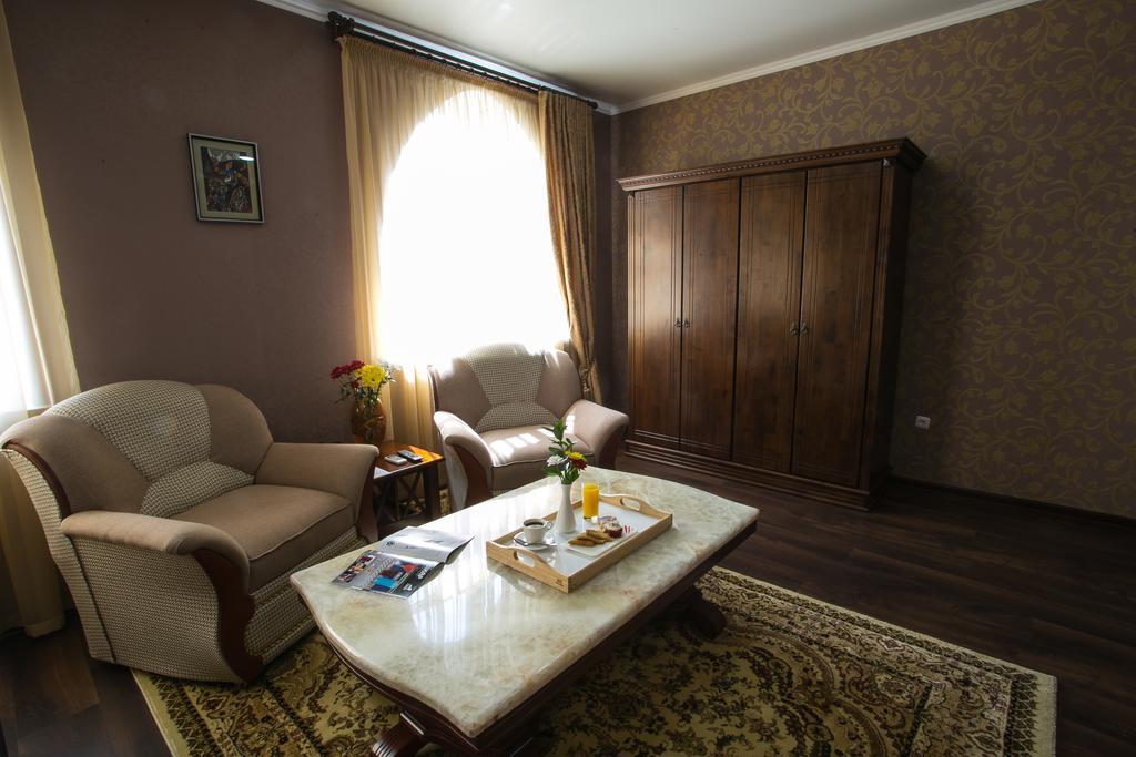 Shah Palace Hotel Bishkek Room photo