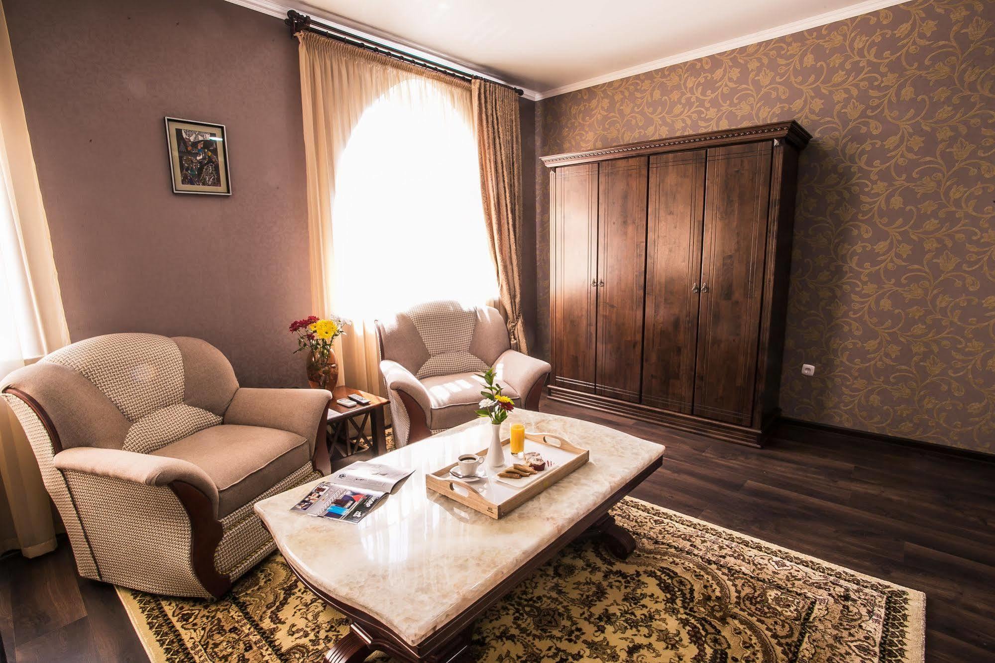 Shah Palace Hotel Bishkek Exterior photo